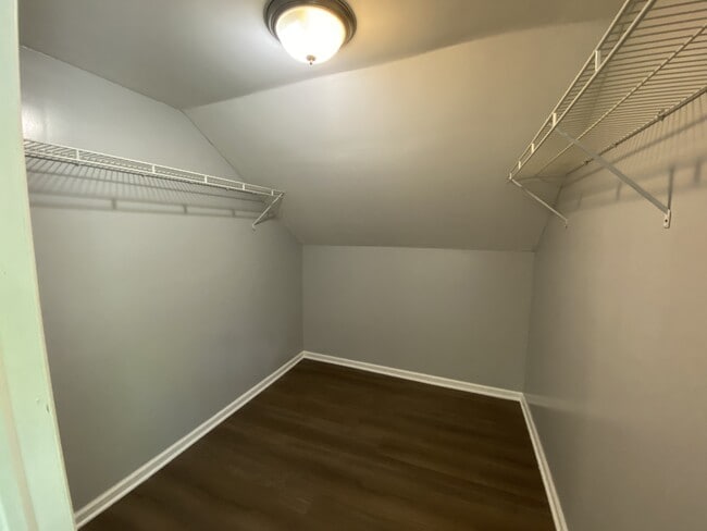 Building Photo - 151 Eastmoreland Dr