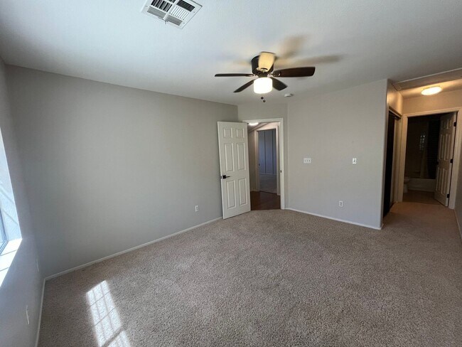 Building Photo - Charming Oversized 2 Bed, 2 Bath Townhouse...