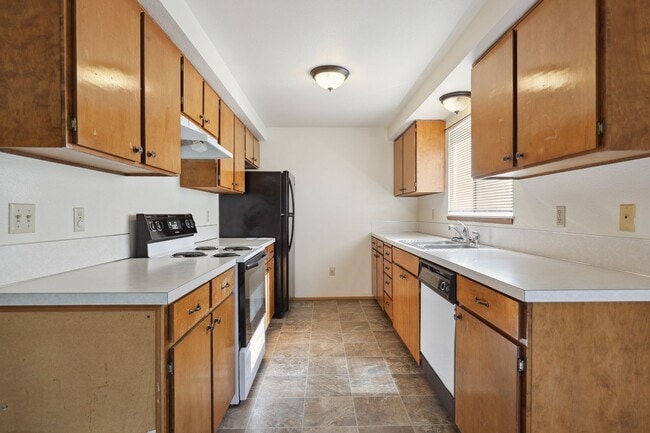Building Photo - Move in ready now! West side cutie! 2 bed,...