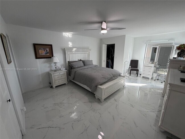 Building Photo - 7290 Kinghurst Dr