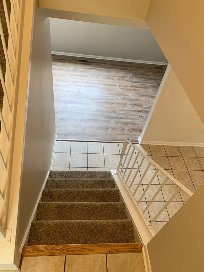 Building Photo - Spacious 3 bd 1.5 bth Raised Ranch Duplex