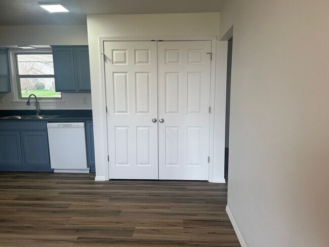 Building Photo - Newly Renovated 3 bedroom home