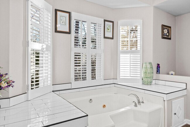 Building Photo - 66 Woodmont Ln