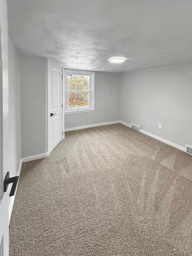 Building Photo - Welcome to this newly remodeled gem located in the heart of Collier, PA.