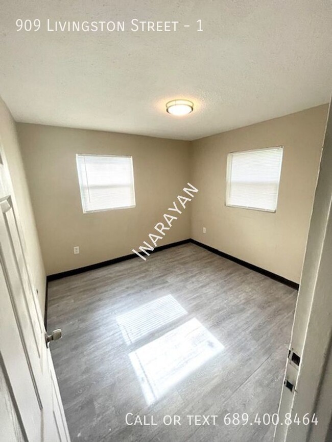 Building Photo - Newly Remodeled 2/1 apartment AVAILABLE NOW