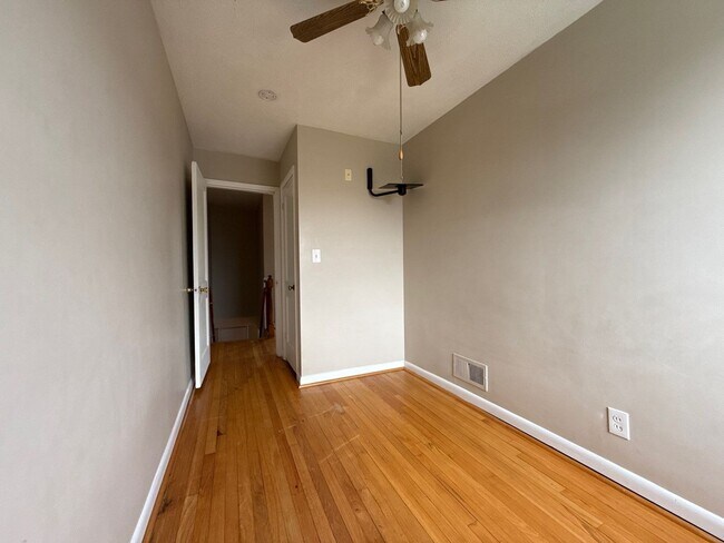 Building Photo - Three Bedroom 1 Bath house in Baltimore