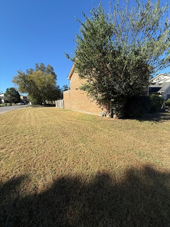 Building Photo - ** 3 bed 2.5 bath townhouse located by ACA...