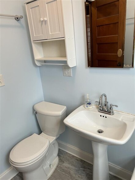 Full bath - 3113 14th Ave S