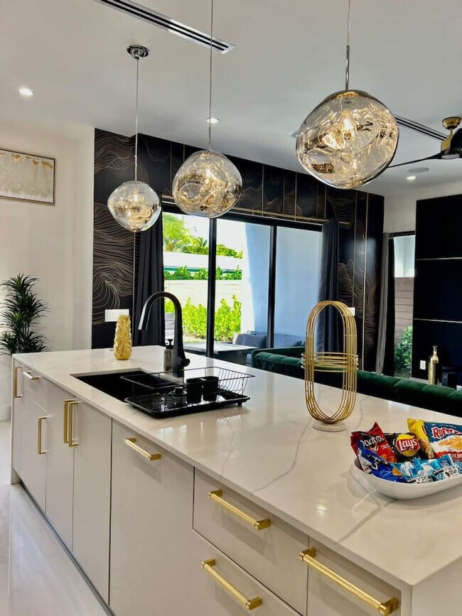 Building Photo - 547 NE 16th Ave