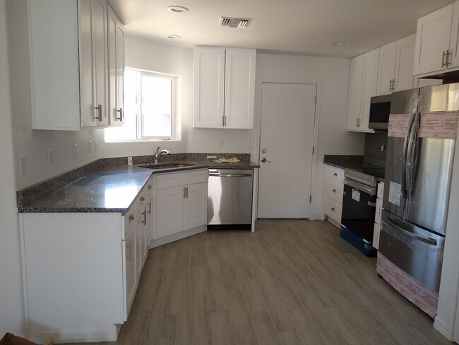 Building Photo - 449 E Blacklidge Dr
