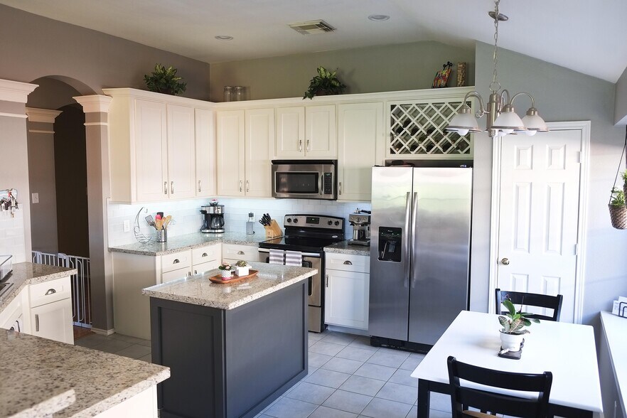 Building Photo - 4622 Forest Home Dr