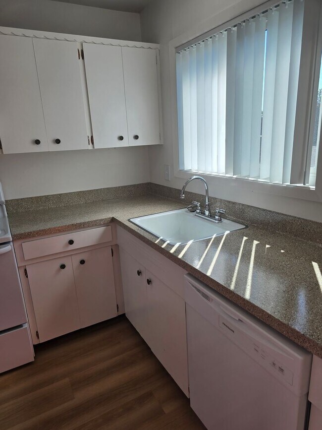 Building Photo - *!*!* Rent Ready Upstairs Pet Friendly 3 B...