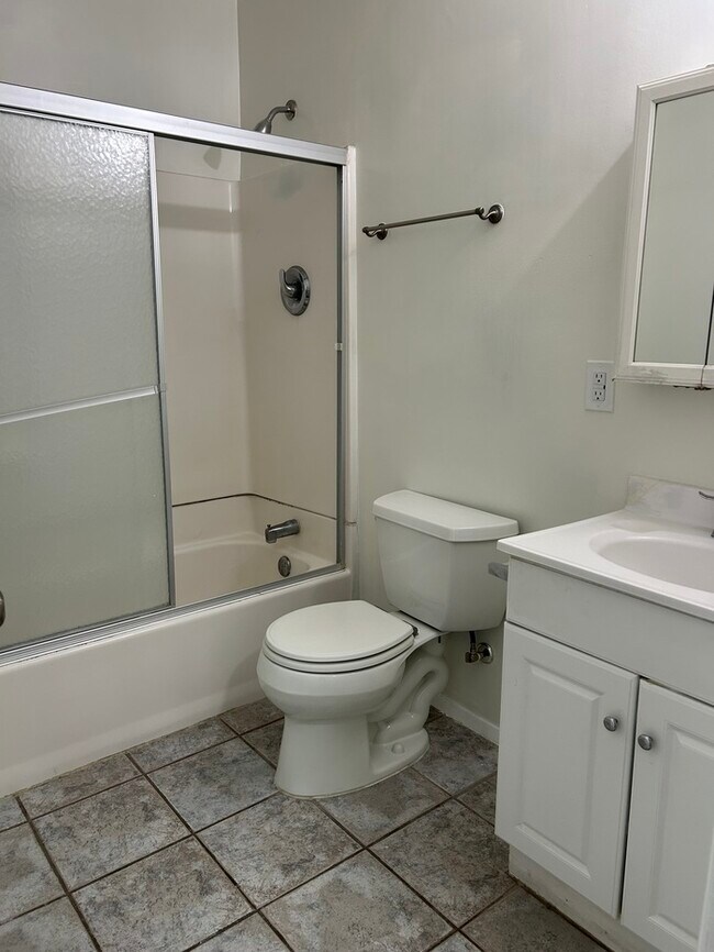 Building Photo - VERY NICE 2BD & 2.5BA CONDO IN PARAMOUNT