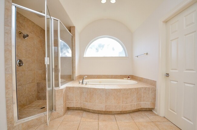 Building Photo - 2826 Tudor Manor