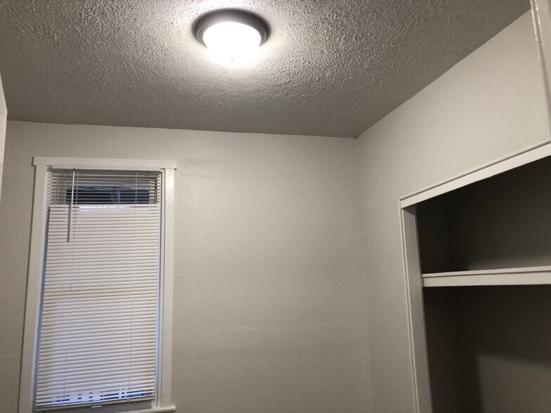 Building Photo - 516 Center Ave