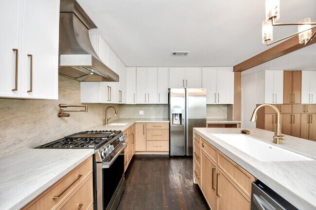 Building Photo - Luxury Living Meets Modern Elegance in the Heart of Houston