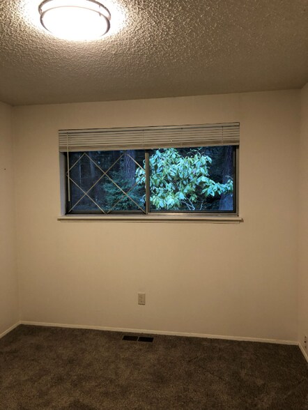 Building Photo - 946 Silver Lake Rd