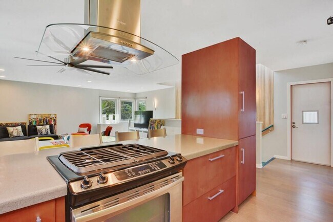 Building Photo - 2410 Bryan St