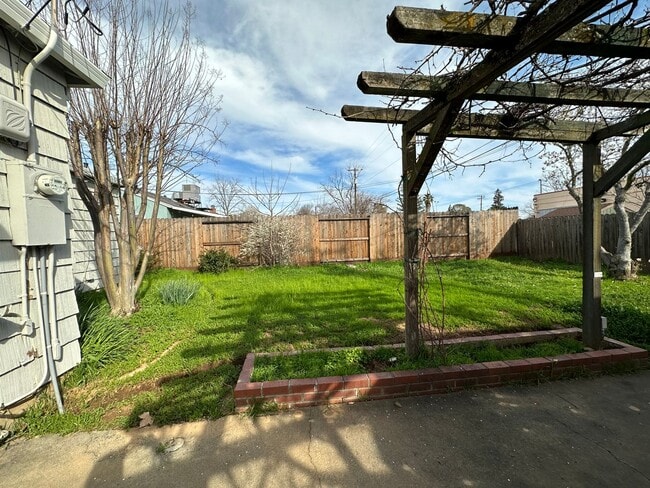 Building Photo - 3 Bed/1 Bath Home with Yard in Tahoe Park