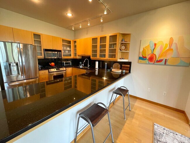 Building Photo - Gorgeous Furnished Pearl District Condo - ...