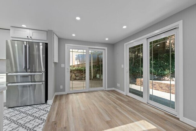 Building Photo - Elegant Air-Conditioned Newly Remodeled Matthews Beach Rambler