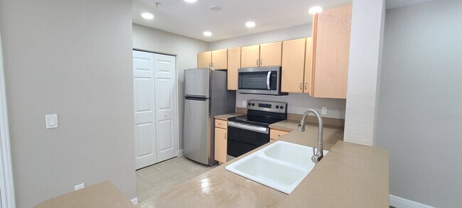 Building Photo - 940 Village Trail