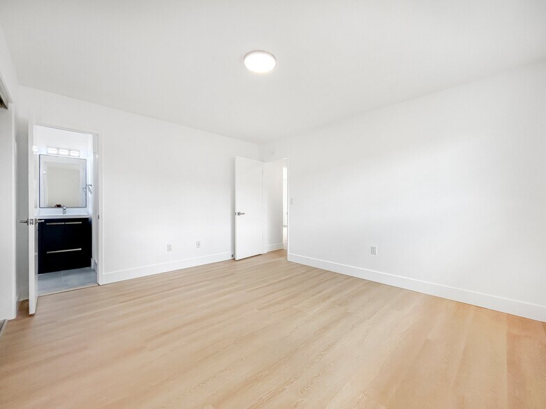 Building Photo - 3332-10863 Florista St