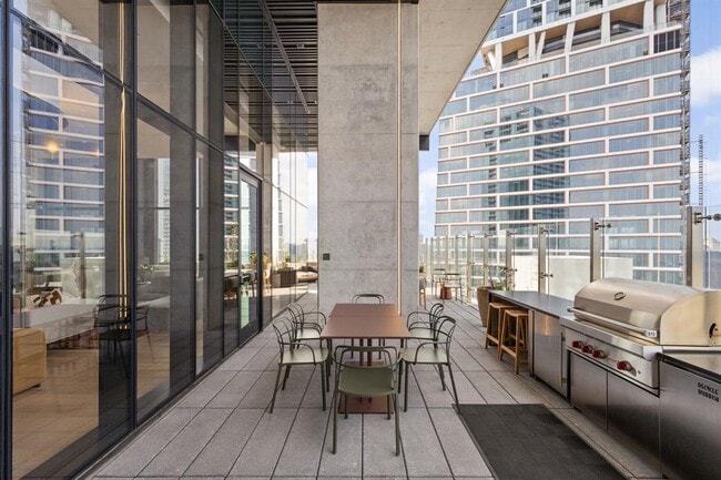 Building Photo - 610 Davis St