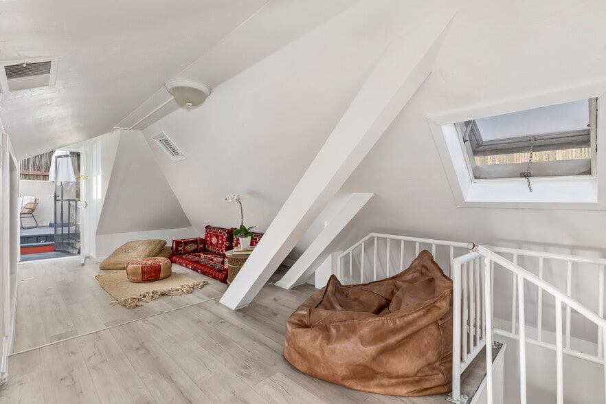 Building Photo - 2427 N Gower St