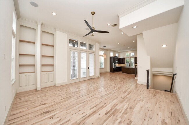 Building Photo - 3229 Maxroy St