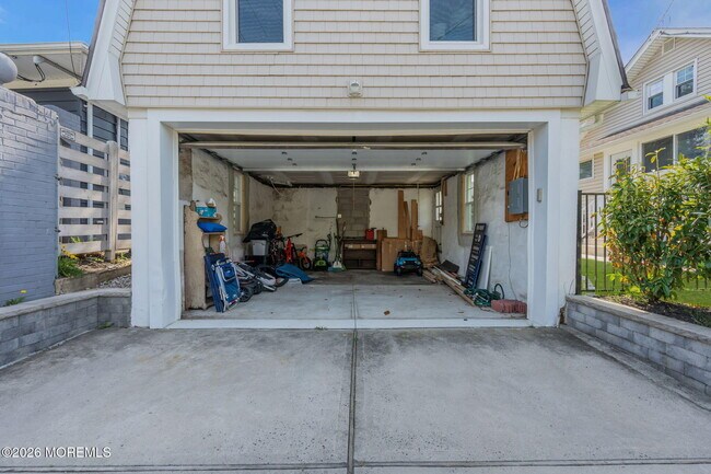 Building Photo - 115 Grassmere Avenue