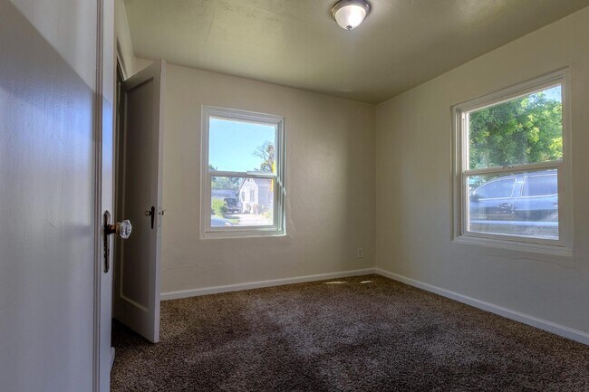 Building Photo - 2137 Raymond Ave