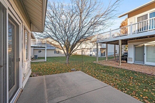 Building Photo - rare woodbury upgraded 3 bedroom end unit townhouse!! One level living!