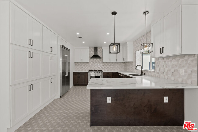 Building Photo - 1527 N Beverly Dr