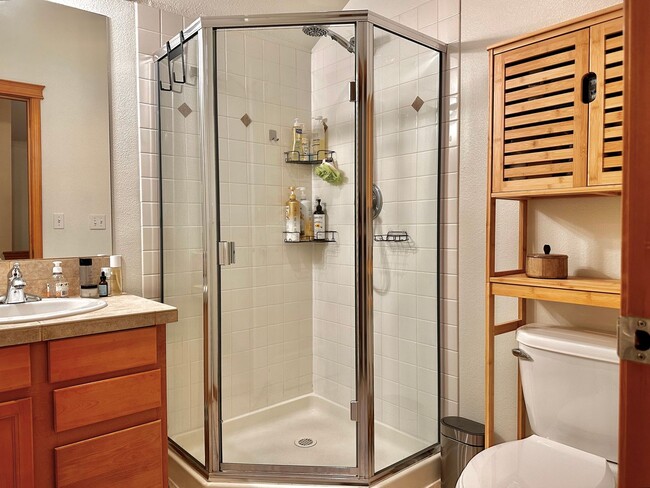 Building Photo - Modern 3BR | 2.5BA Townhome with Private T...