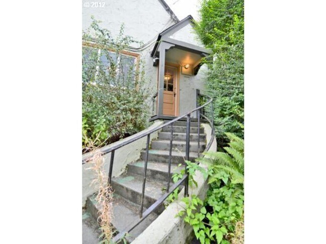 Building Photo - Darling Condo in heart of Hawthorne