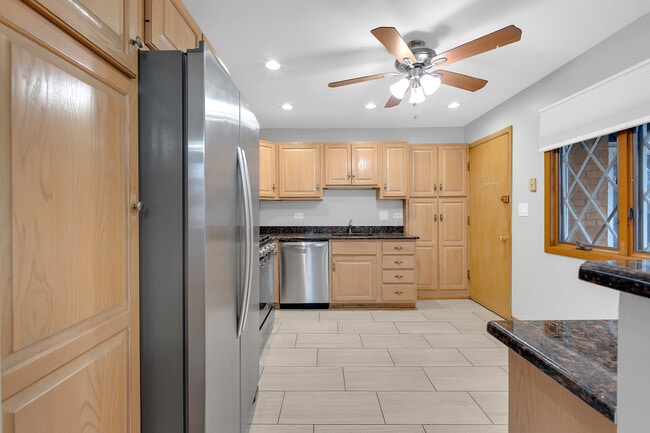 Building Photo - 650 Patricia Ln