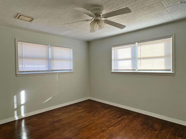 Building Photo - 615 S Clay St