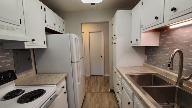 Building Photo - 1675 Cedarwood Dr