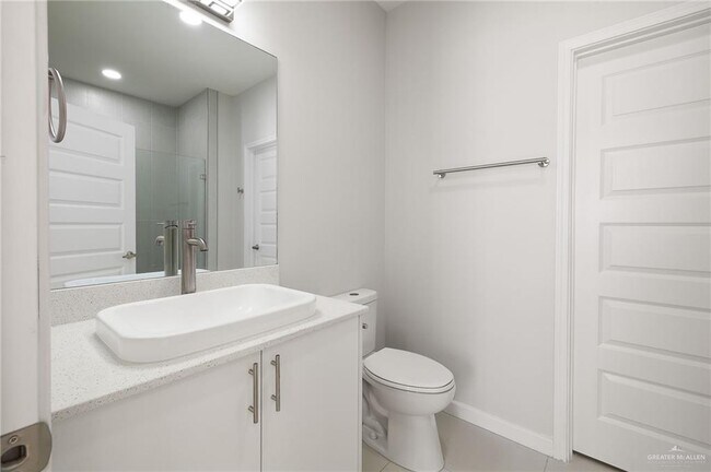 Building Photo - 15 Larkspur Ave