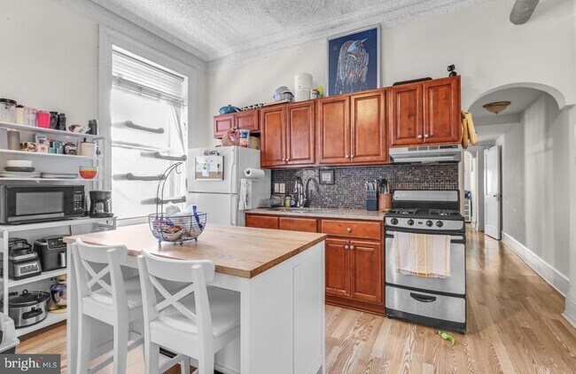 Building Photo - 3017 W Girard Ave
