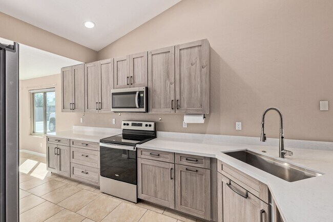 Building Photo - 10778 W Cambridge Ave