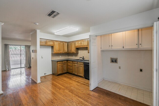 Building Photo - BEAUTIFUL and SPACIOUS Townhome in Ideal L...