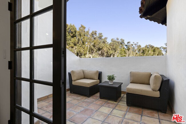 Building Photo - 3909 Villa Costera