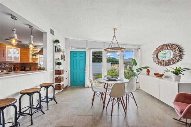 Building Photo - 2/2 luxury pool home in Sarasota, unfurnished annual rental