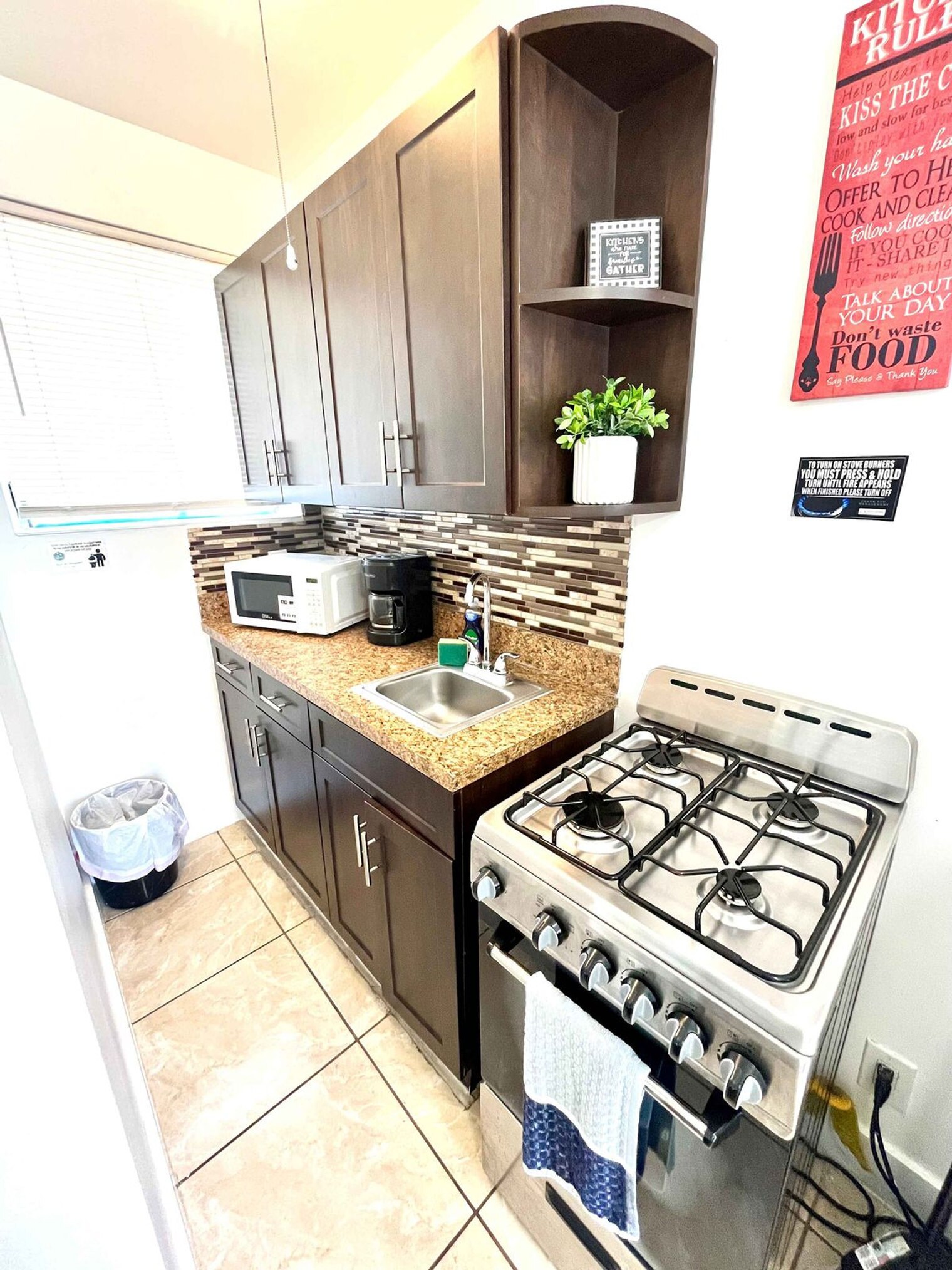 Building Photo - 338 Van Buren St