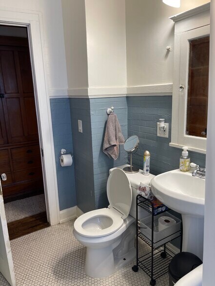 Building Photo - 2830 N Frederick Ave