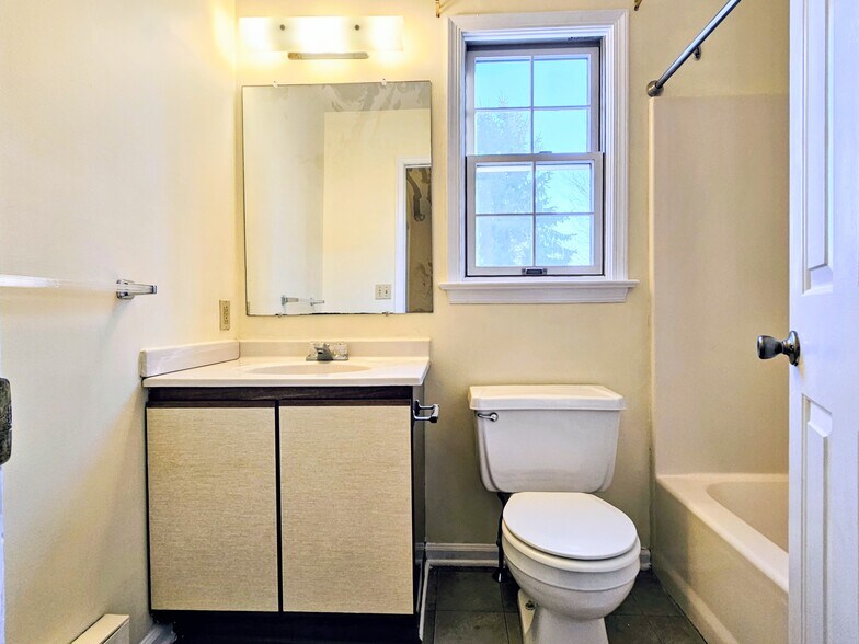 Building Photo - 38 Brookfield Rd