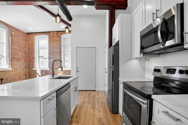 Building Photo - 2045 Trenton Ave