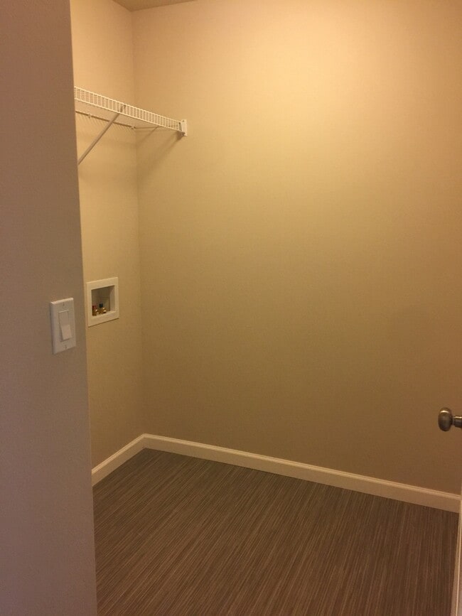 Building Photo - SE Bend, LIKE NEW Townhouse, 3 Bedrooms, 2 1/2 Baths, Garage, Gas Heat, Patio